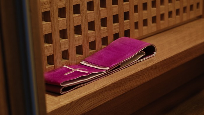 Beichtstuhl mit violetter Stola