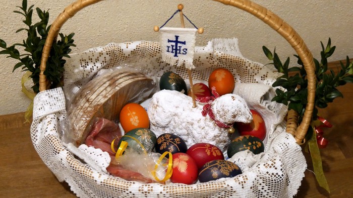 Korb mit Osterspeisen