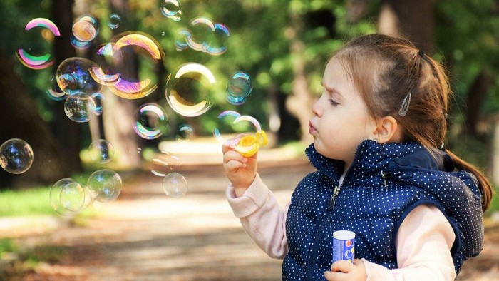 Foto von einem Mädchen mit Seifenblasen