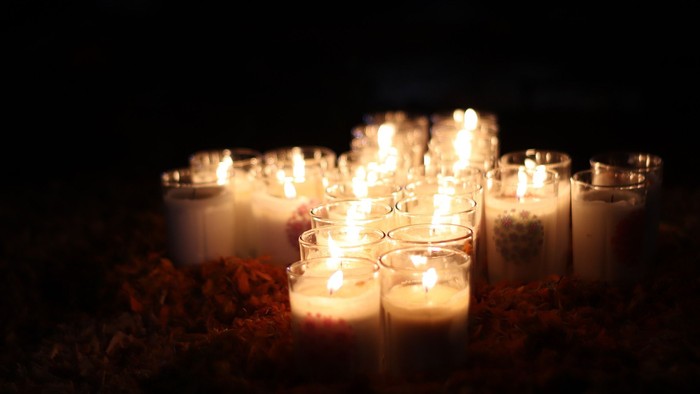 Leuchtende Kerzen in der Dunkelheit