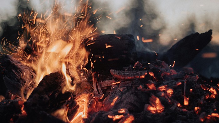 En glødende kuldioxid med røg og flammer.