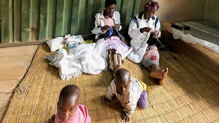 Coffee Beanies projekt - 2 kvinder strikker