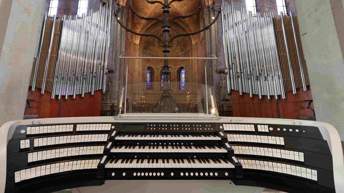 Blick in Richtung des Hohen Chores im Braunschweiger Dom mit Siebenarmigen Leuchter und Chororgel, im Vordergrund der Spieltisch der Chororgel
