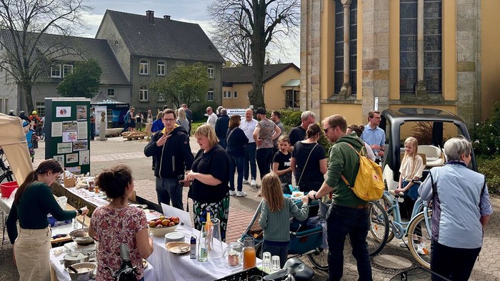 Menschenmenge vor der Kirche mit Stände und Nachhaltigkeitsbeispiele