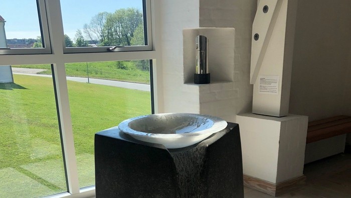 En moderne, sort keramikvaskeplade i et lys og moderne bad.