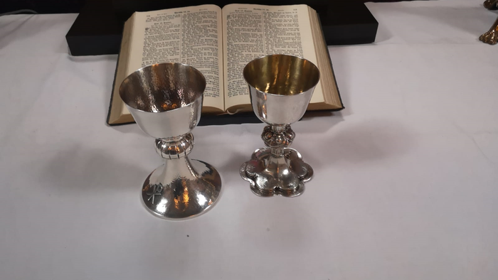 Das Bild zeigt zwei Abendmahlskelche. 