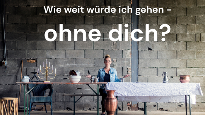 Plakat für einen Gottesdienst mit religiösen Veranstaltungen und einer Frau in nachdenklicher Pose auf der Bühne.