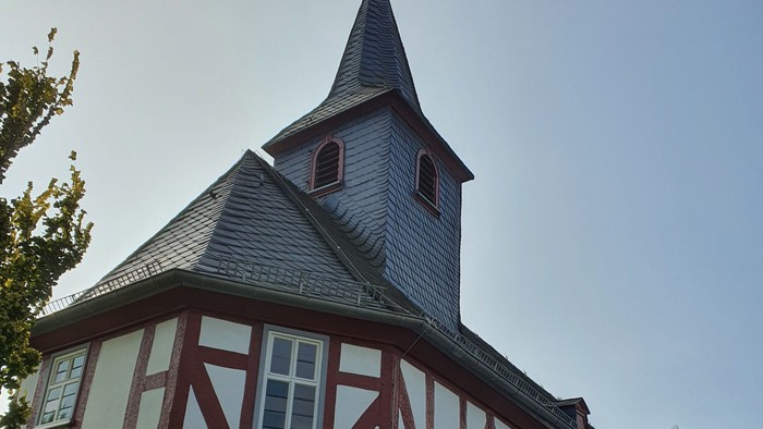 Das Bild zeigt ein traditionelles Fachwerkhaus mit einem markanten Turm.