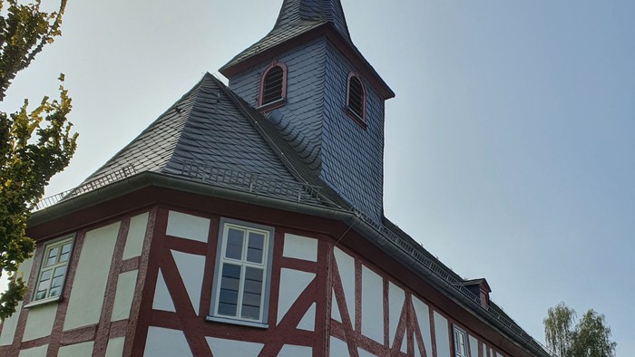 Das Bild zeigt ein traditionelles Fachwerkhaus mit einem markanten Turm.