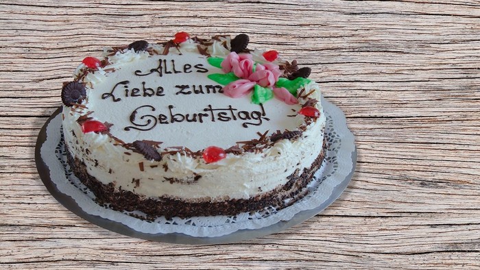 Sahnetorte mit Aufschrift 