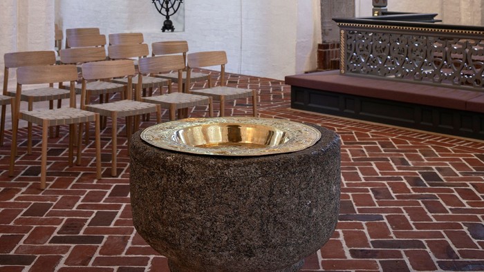 Rum med buegange og bord og stoler