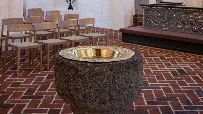 Rum med buegange og bord og stoler