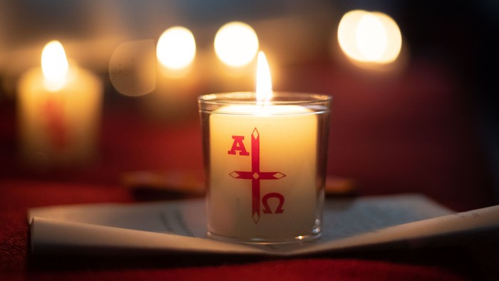 Brennende Osterkerze