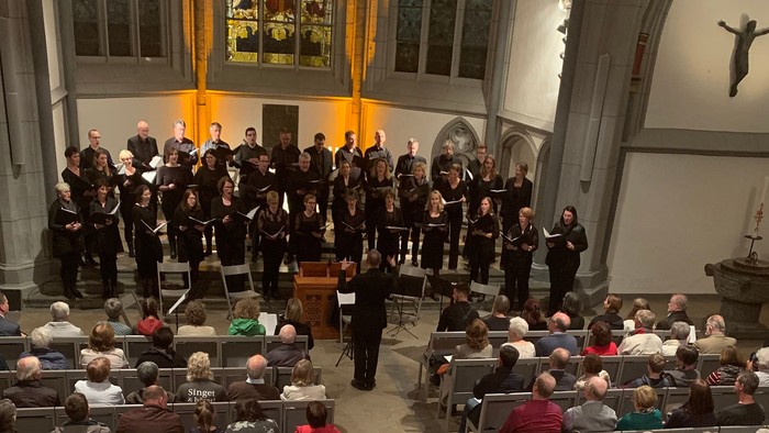 Chor singt in großer Kirche vor Publikum