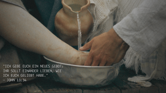 Ein Man wäscht den fuß einem anderen Mann. 