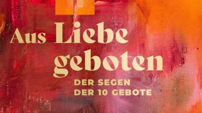 Verantstaltungsankündigung Konzert Aus Liebe geboten. Schrift auf rotem Untergrund. Verschiedene Bilder aus dem Chor
