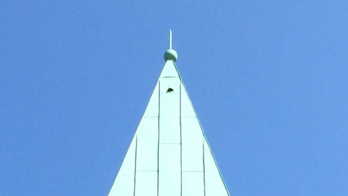 Kirchturmspitze vor strahlendblauem Himmel