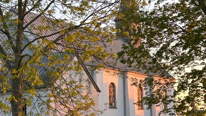 Kristrup Kirke i aftensol