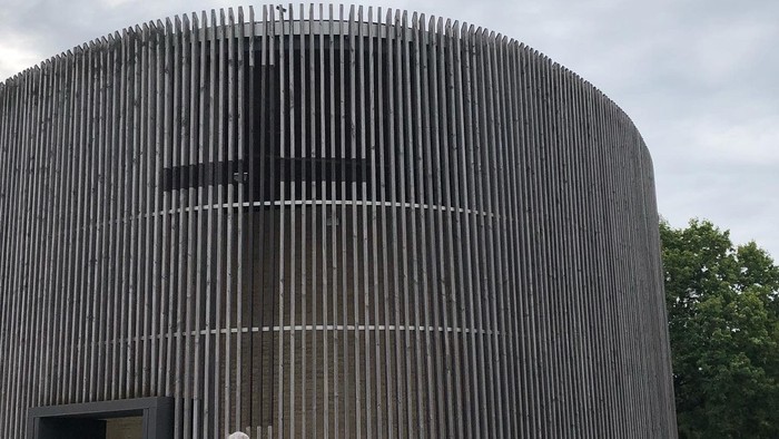 Gäste, Musikerinnen und Thomas Jeutner vor der Kapelle der Versöhnung