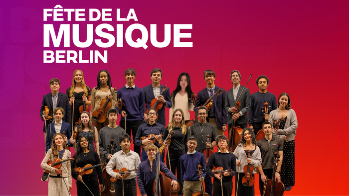Trinity School Orchester auf der Bühne beim Auftritt mit Text