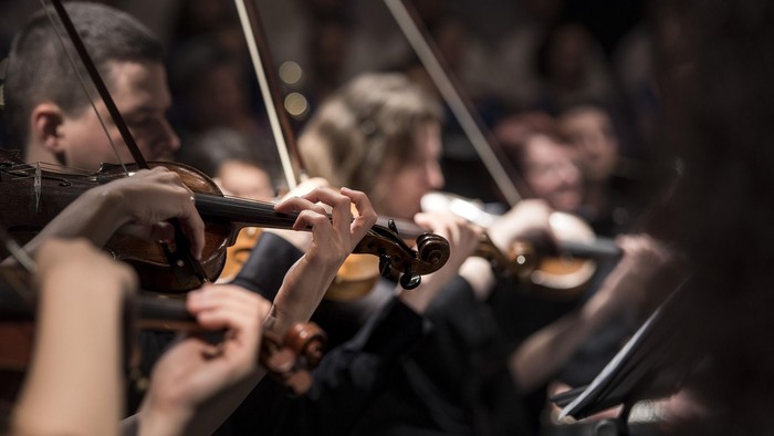 Musizierende Menschen mit Geigen