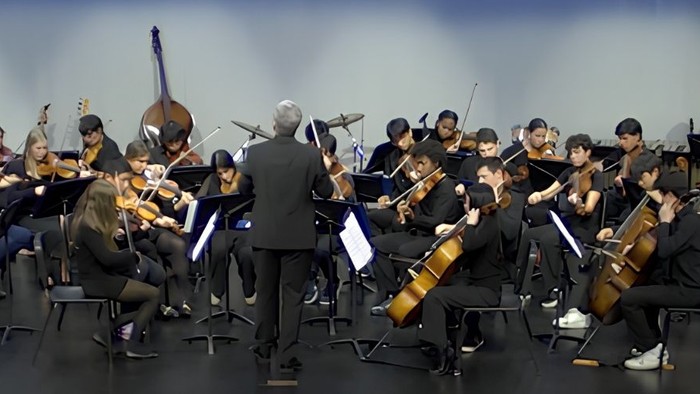 Trinity School Orchester auf der Bühne beim Auftritt