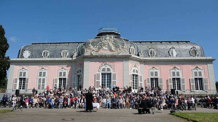 Gottesdienst hinter dem Benrather Schloss