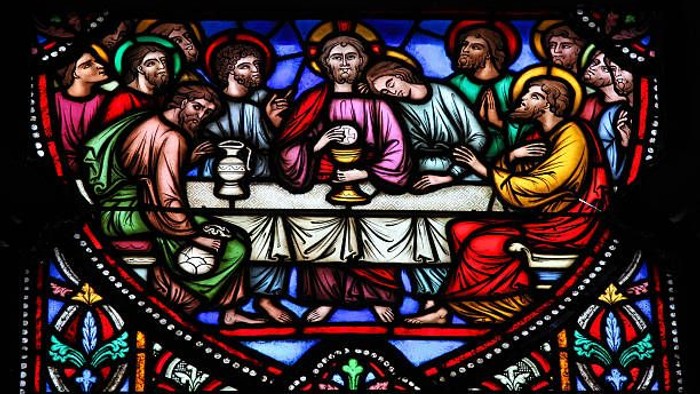 Das Buntglasfenster zeigt das letzte Abendmahl Jesu mit seinen Jüngern.