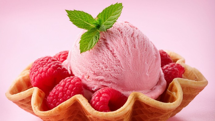 Himbeereis und Himbeeren in Waffel