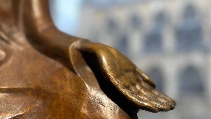 Eine detaillierte Nahaufnahme einer bronzenen Handstatue