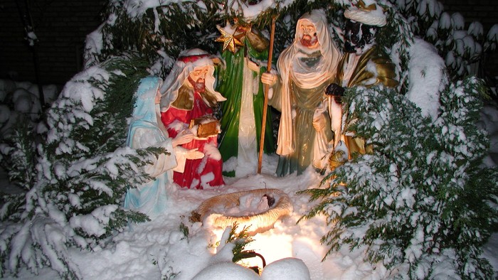 En julekryddesæd med figurer i en snede landskab