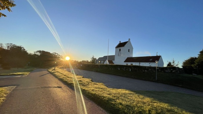 Tornby Kirke i morgensol