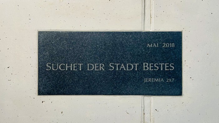 Gedenktafel mit Inschrift "Suchet der Stadt Bestes" und Datum Mai 2018