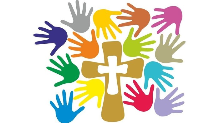 Des mains de différentes couleurs entourent une croix