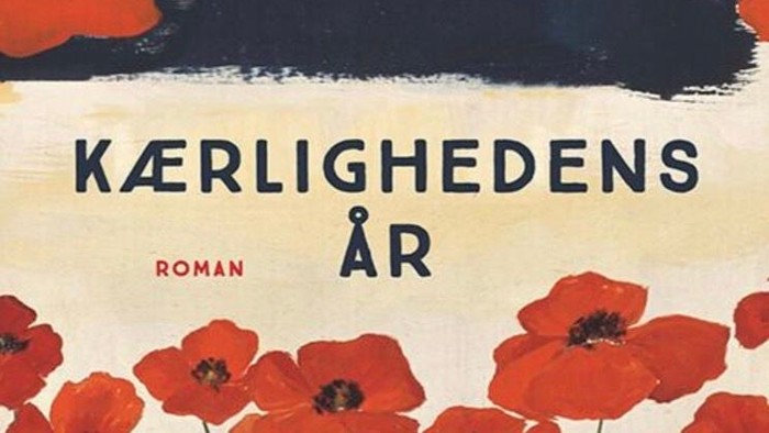 Forsiden af romanen kærlighedens år - mørk blå øverst, beige nederst med tæt tæppe af illustrerede valmueblomster