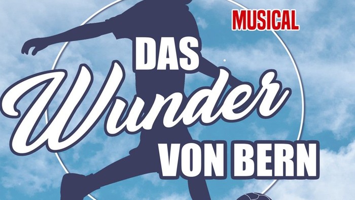 Junge mit Fußball