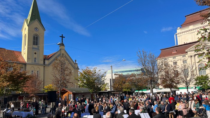Große Menschenmenge vor Kirche bei Veranstaltung