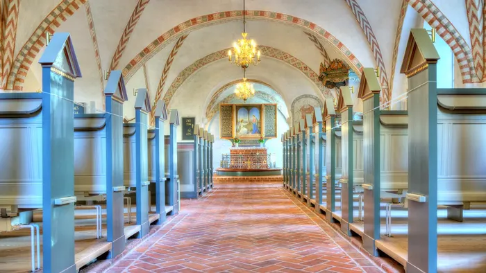 Bænke med alter i Esbønderup Kirke