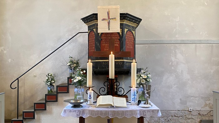 Kirchenaltar mit Kreuz, Kerzen und Kanzel