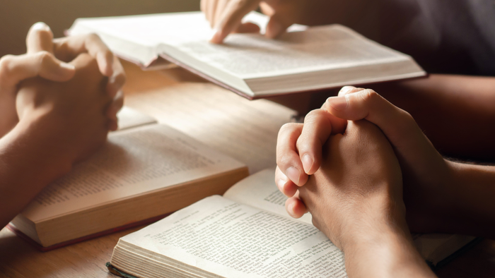 Børn læser bøger på bordet