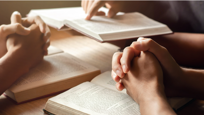 Børn læser bøger på bordet