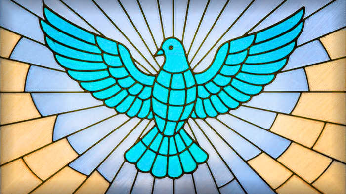 Buntglas-Mosaik einer blauen Taube mit ausgebreiteten Flügeln, die Frieden symbolisiert.