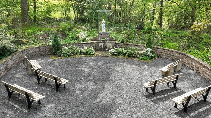 Ein ruhiger Park mit Bänken und einem Brunnen im Zentrum