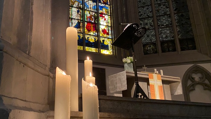 Blick von den Altarstufen zum Altar, große Kerzen