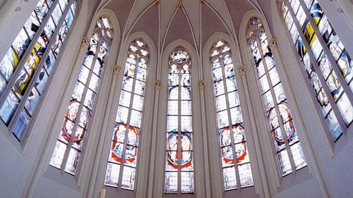 Hochgotische Kathedrale mit bunten Buntglasfenstern