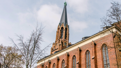 Gothische Kirche mit hohem Turm und spitzen Fenstern