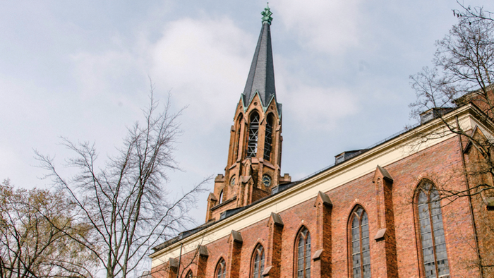 Gothische Kirche mit hohem Turm und spitzen Fenstern