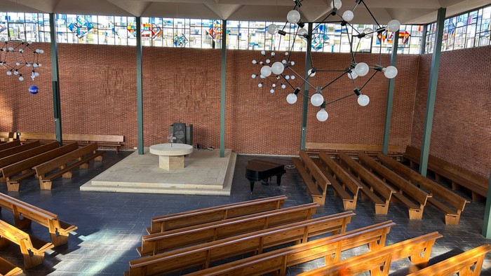 Innenansicht der Ev. Kirche Willingen mit Kirchenbänken, Kirchenfenstern, Leuchten, Altarraum, Flügel und außergewöhnlicher Decke.