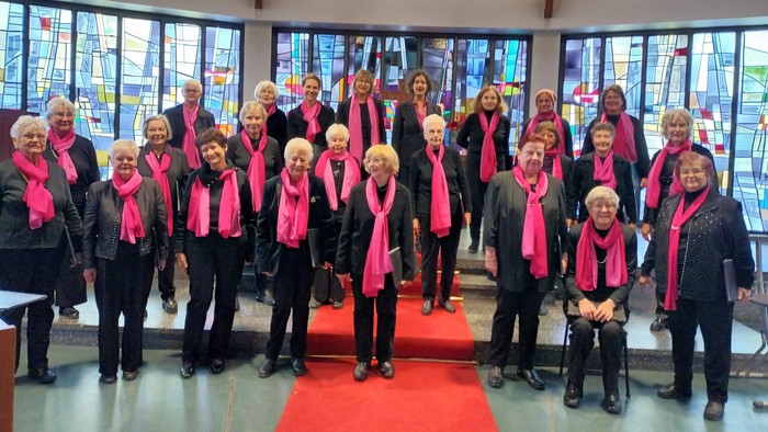 Chorfrauen vor den Bleiglasfenstern der Stephanus-Kirche