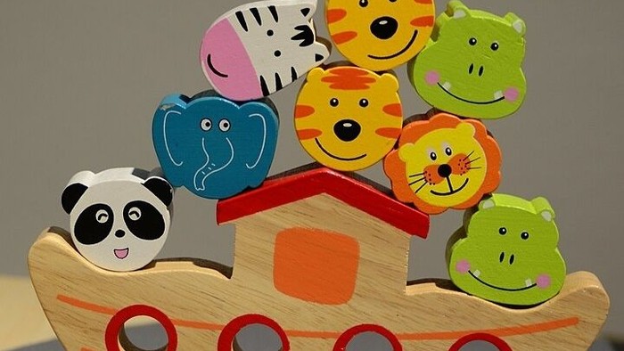 Holzspielzeug-Arche mit bunten Tierköpfen